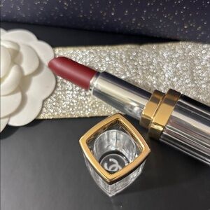 CHANEL Luxurious Scarlet Lipstick